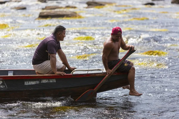 印度委内瑞拉指导在工作上独木舟，卡奈依马，委内瑞拉 — 图库照片