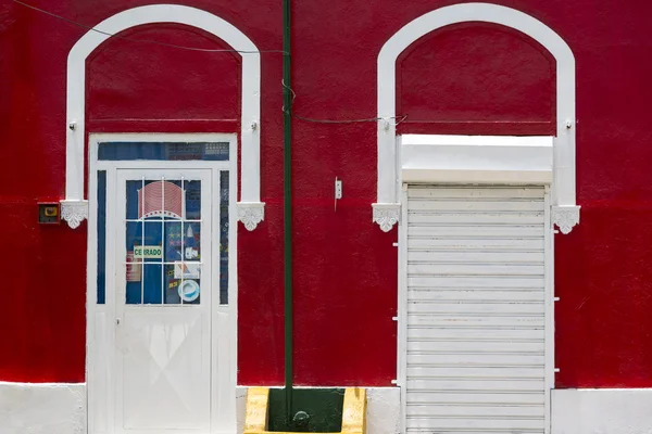 Colored red wall and white doors, colonial architecture in Venez — Stock Photo, Image