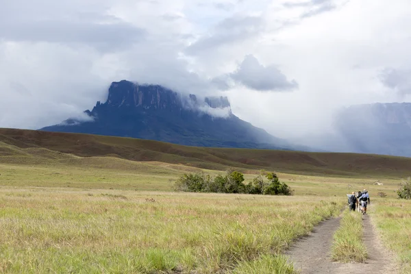 Grupo europeu de turistas com mochila, Roraima, Venezuela — Fotografia de Stock