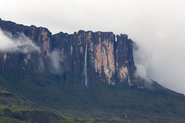 Cachoeiras e nuvens em Kukenan tepui ou Monte Roraima. Venezue — Fotografia de Stock