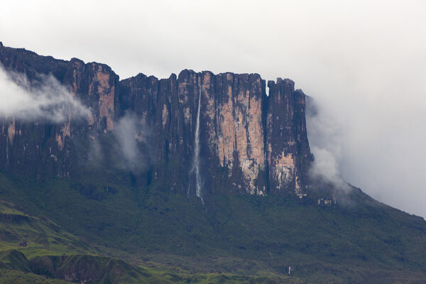 Waterfalls and clouds at Kukenan tepui or Mount Roraima. Venezue