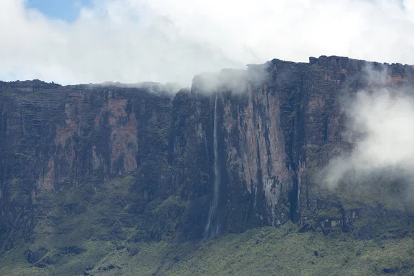 Vattenfall och moln på Kukenan tepui eller Mount Roraima. Venezue — Stockfoto