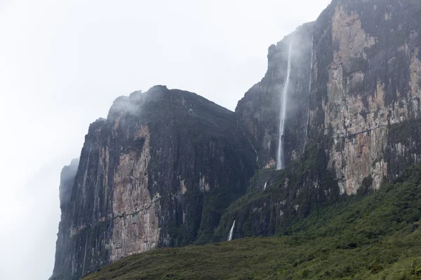 Kukenan tepui veya Mount Roraima şelaleler. Venezuela — Stok fotoğraf