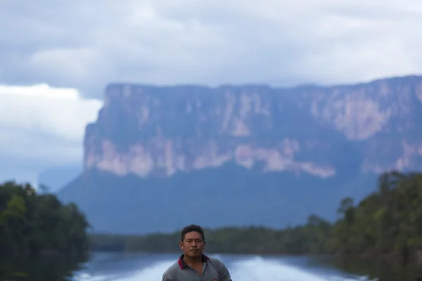 Indian Venezuelan guide at work on canoe, Canaima, Venezuela — Stock Photo, Image