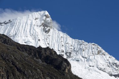 Kar kaplı dağ tepe ve mavi gökyüzü, Cordillera Blanca, Peru