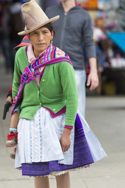 Mulher indígena com seu bebê, Peru — Fotografia de Stock