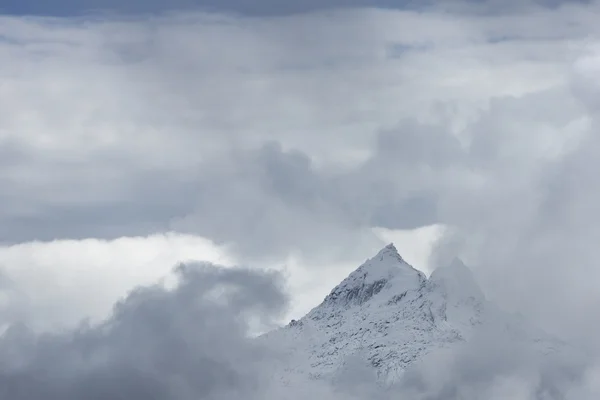 Besneeuwde bergtop in de Cordillera Blanca, Peru — Stockfoto