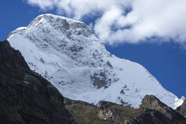 冰雪覆盖的山峰和蓝蓝的天空，布兰卡，秘鲁 — 图库照片