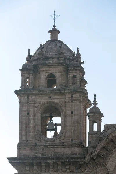 Torre y cúpula de la histórica Iglesia de la Compania en Cusco — Foto de Stock