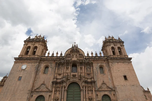 Torre y cúpula de la histórica Iglesia de la Compania en Cusco — Foto de Stock