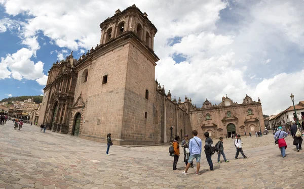 Torre e cúpula da histórica Iglesia de la Compania em Cusco — Fotografia de Stock