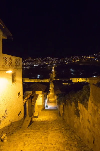 Kolonialarchitektur und Straßenbeleuchtung in Cusco bei Nacht, Peru — Stockfoto