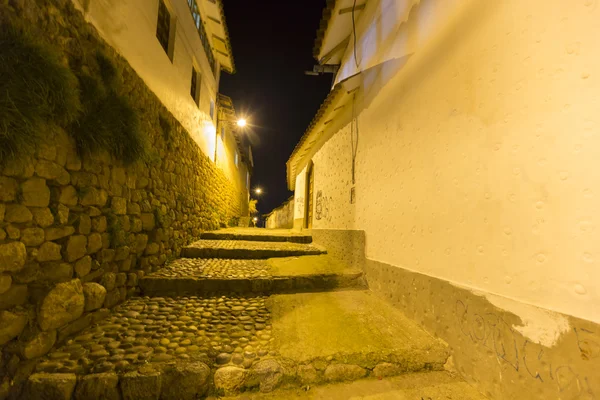 Kolonialarchitektur und Straßenbeleuchtung in Cusco bei Nacht, Peru — Stockfoto