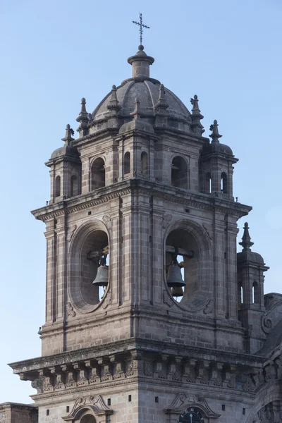 Torre y cúpula de la histórica Iglesia de la Compania en Cusco — Foto de Stock