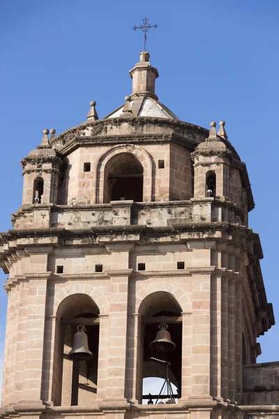 Torre e cúpula da histórica Iglesia de la Compania em Cusco — Fotografia de Stock