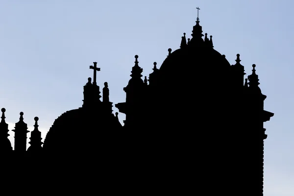 Silueta de torres gemelas y cúpula de la histórica Iglesia, Cusc — Foto de Stock