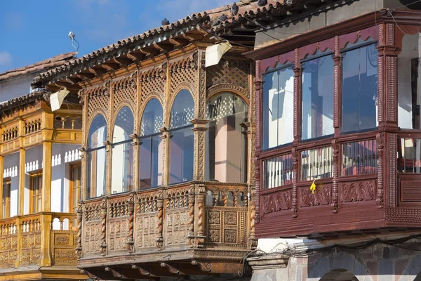 Colored colonial rustic wooden balconies in Cusco, Peru — Stock fotografie