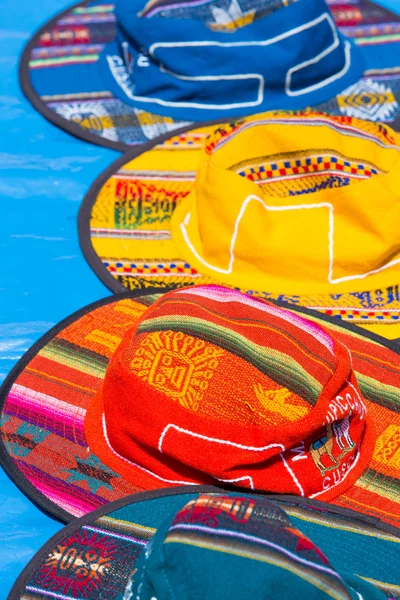 Grupo de sombreros turísticos de colores para la venta en el mercado en Cusco, P —  Fotos de Stock