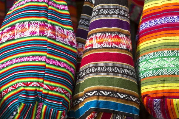 Bolsa de lã colorida no mercado andino de Cusco, Peru — Fotografia de Stock