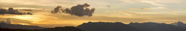 Puesta de sol en las montañas andinas en Cusco, Perú —  Fotos de Stock