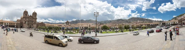 Main-torget i Cusco med turister och Iglesia de la Compania, C — Stockfoto