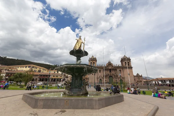 Główny plac z Cusco z turystów i Compania de la Iglesia, C — Zdjęcie stockowe