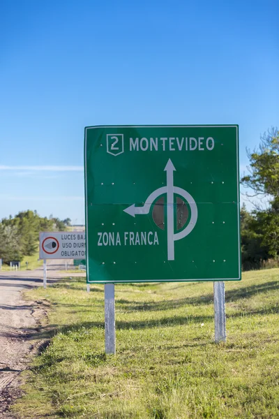 Montevideo cartello stradale contro cielo blu chiaro, Uruguay — Foto Stock