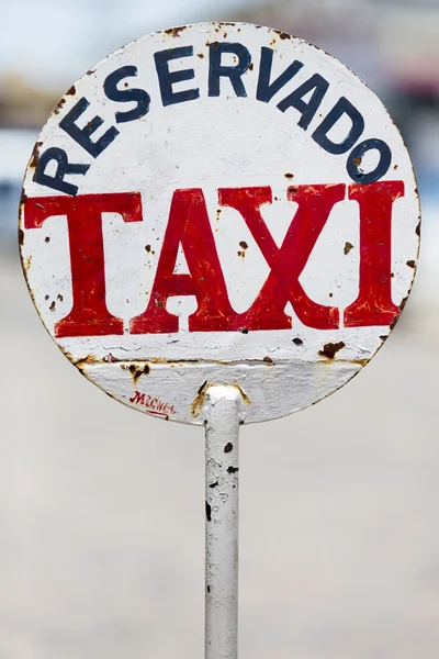 Urban Rostig metall taxi skylt i Uruguay — Stockfoto