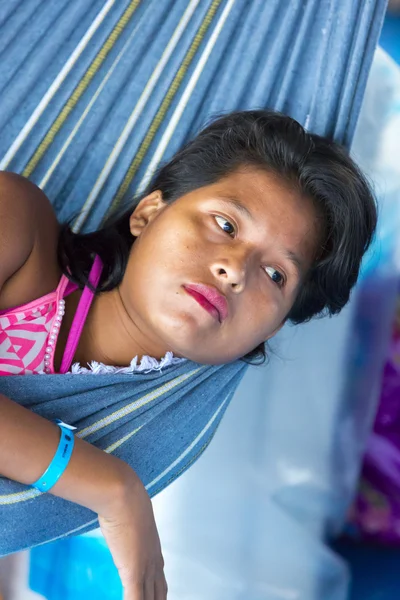 Femme brésilienne reposant dans un hamac sur le pont du bateau, Brésil — Photo