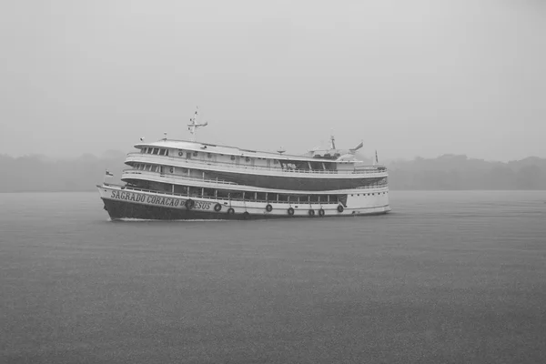 Barco no Rio Amazonas com chuva. Amazonas. Brasil — Fotografia de Stock