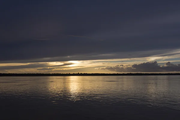 Kleurrijke zonsondergang op de rivier de Amazone in het regenwoud, Brazilië — Stockfoto