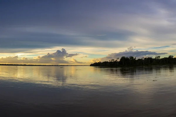 Colorido atardecer en el río Amazonas en la selva tropical, Brasil —  Fotos de Stock