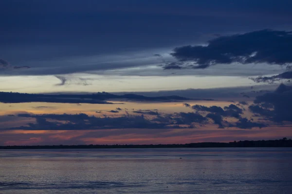 Kleurrijke zonsondergang op de rivier de Amazone in het regenwoud, Brazilië — Stockfoto