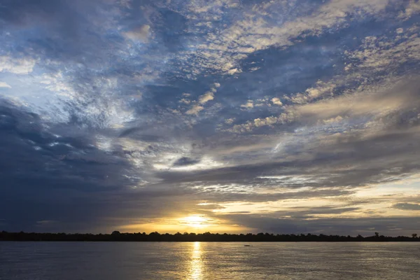 川アマゾン熱帯雨林、ブラジルのカラフルな夕日 — ストック写真