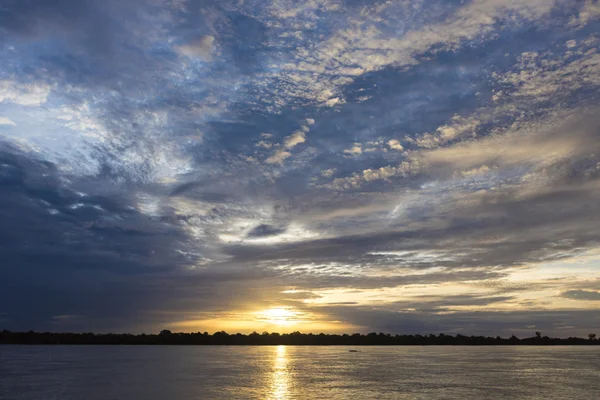 Colorato tramonto sul fiume Amazzonia nella foresta pluviale, Brasile — Foto Stock