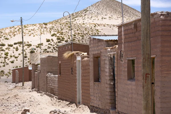 Adobe houses on Bolivian Altiplano with Andean mountain, Bolivia — Stock Photo, Image