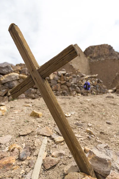 Vecchia croce religiosa cristiana in legno presso le rovine di Lipez a Boliv — Foto Stock