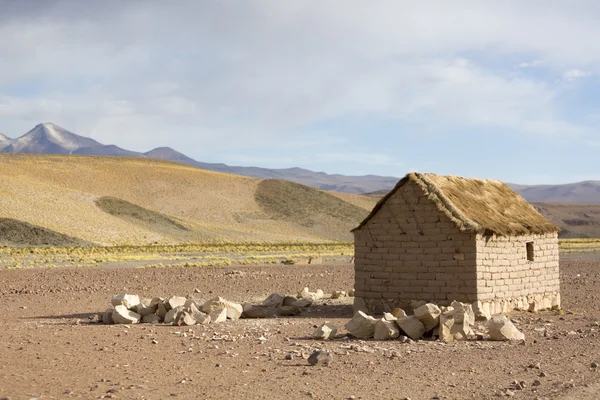 Adobe hus på bolivianska Altiplano med Andinska berg, Bolivia — Stockfoto