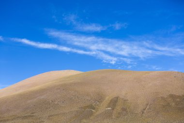 Atacama dağ Eduardo Avaroa Park mavi gökyüzü ile