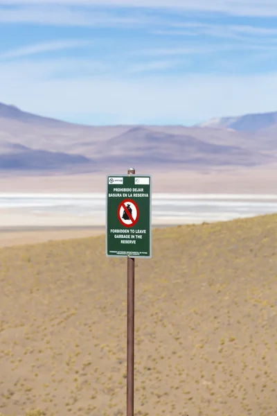 Drewniane post znak ostrzeżenie przed zaśmiecanie, Boliwia — Zdjęcie stockowe