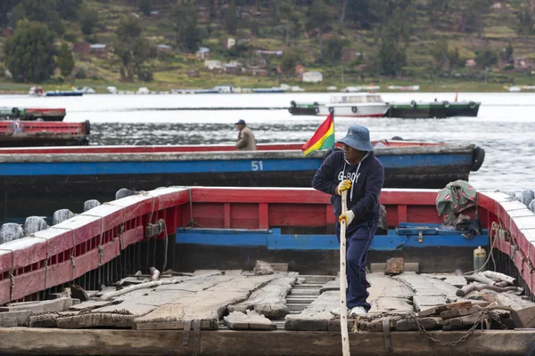 Joven hombre adulto boliviano trabajando en ferry en el lago Titicaca — Foto de Stock