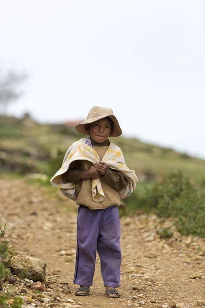 Niño boliviano de pie en Isla del Sol cerca de Copacabana, Bolivia —  Fotos de Stock