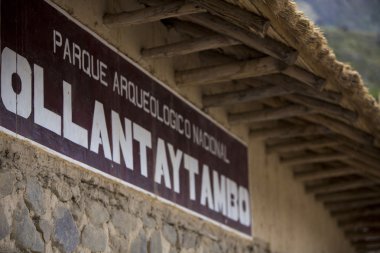 Ahşap rustik oturum aç Ollantaytambo Inca kalıntıları, Peru'Hoşgeldiniz