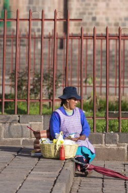 Perulu kadın kahvaltı Cusco, Pe sokakta gıda satış