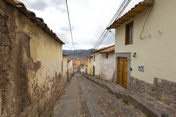 Alte enge straße im zentrum von cusco peru — Stockfoto