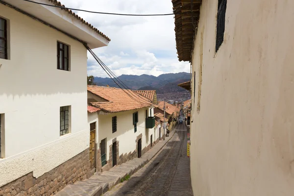 Alte enge straße im zentrum von cusco peru — Stockfoto