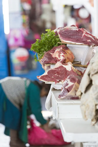 Färskt kött och peruansk kvinna som arbetar på Cusco-marknaden, Peru — Stockfoto