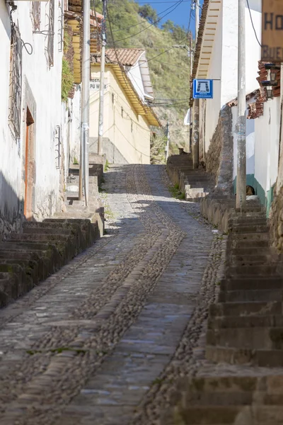 Stary wąskie i strome ulicy w centrum Cusco Peru — Zdjęcie stockowe