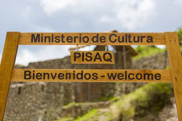 Willkommen rustikales hölzernes schild in pisac inca ruinen, peru — Stockfoto