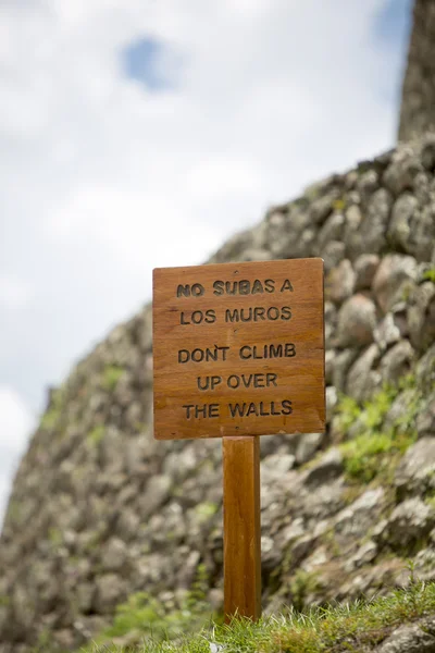 Wooden rustic sign at the Inca Ruins, Peru — Stock Photo, Image